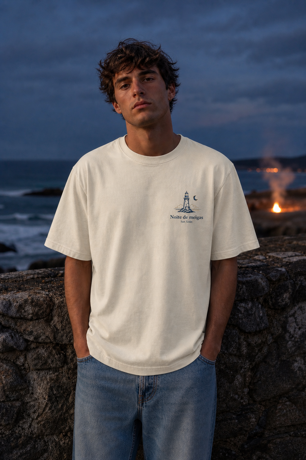 Noite de Meigas camiseta San Xoán Marfil - frontal editorial en la costa gallega