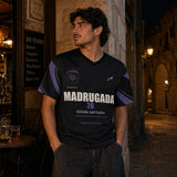 Camiseta España Nocturna Madrugada 26 antracita en modelo, vista frontal nocturna