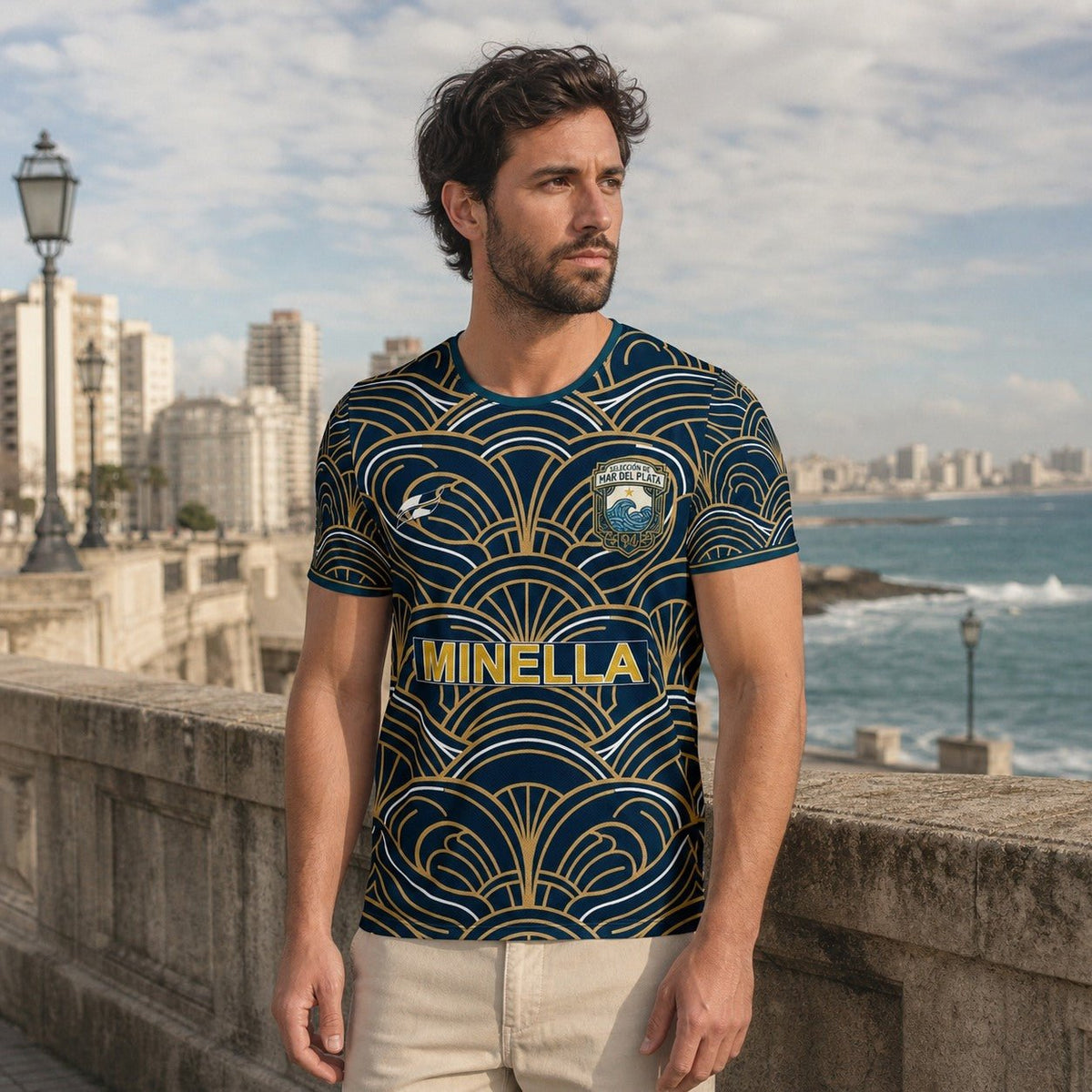 Camiseta Mar del Plata '94 - lifestyle frontal con estampado azul marino y dorado