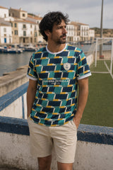 Camiseta Club Costero 98 - lifestyle con la camiseta puesta en un local del puerto