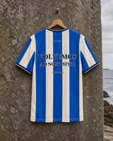 Espalda de la camiseta Riazor 2026 con mensaje Volvemos ao noso sitio