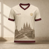 Vista frontal completa de la camiseta Galicia con cuello de pico y paisaje gallego