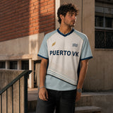 Camiseta Puerto VK en un entorno urbano de ladrillo y hormigón de Vallecas