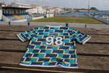 Camiseta Club Costero 98 - espalda de la camiseta en un campo costero