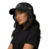 Gorra Fisterra CF Negro - mujer con gorra en retrato premium lateral. Mockup oficial Printful, Costa da Morte.