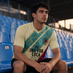 Camiseta Malaga Rosaleda 26 en grada con detalle frontal y sello Rosaleda