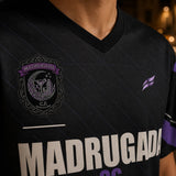 Detalle del patrón tonal y escudo Madrugada C.F. en el pecho de la camiseta