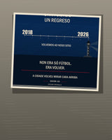 Detalle de la Lámina Riazor 2026 La Espera con textura, faro y línea temporal