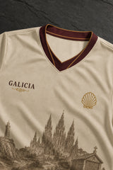 Detalle del cuello granate, patrón tonal, concha y diseño frontal de la camiseta Galicia