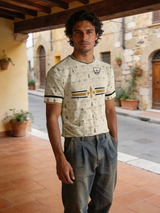 Modelo con camiseta Toscana Giglio 300 gsm mostrando fit oversized y estilo de calle