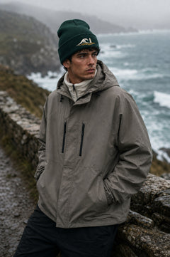 Gorro Fisterra CF spruce en outfit técnico de inspiración atlántica