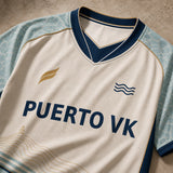 Detalle del cuello en V, los símbolos y la textura de la camiseta Puerto VK