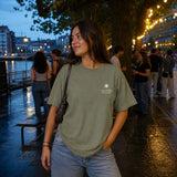 Txosna camiseta Bilbao Verde musgo - frontal en ambiente de Aste Nagusia
