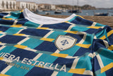 Camiseta Club Costero 98 - detalle del escudo del ancla y el sponsor
