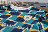 Detalle de escudo y sponsor ficticio Naviera Estrella en Club Costero 98