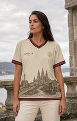 Camiseta retro Galicia en un look de calle con paisaje atlántico al fondo