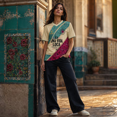 Camiseta Malaga Rosaleda 26 en escena de azulejos y rosas Costa Archivo