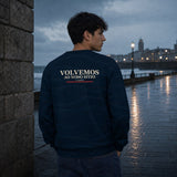 Espalda de la sudadera Riazor 2026 con Volvemos ao Noso Sitio, lifestyle en A Coruña