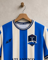 Detalle frontal del escudo y tejido de la camiseta Riazor 2026