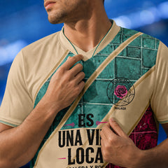 Detalle del cuello sello Rosaleda 26 y tejido de la camiseta Malaga