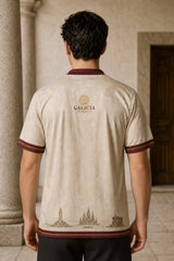 Espalda de la camiseta Galicia con concha, nombre y horizonte gallego junto al bajo