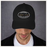 Gorra Fisterra CF Negro - lifestyle producto puesto en outfit urbano premium