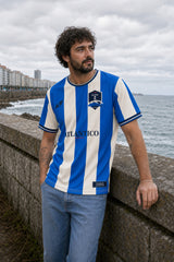 Camiseta Riazor 2026 en escena local atlántica con estética de grada