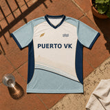 Camiseta Puerto VK completa sobre una terraza de terrazo de Vallecas