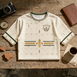 Camiseta Toscana Giglio 300 gsm en archivo italiano sobre mesa de madera