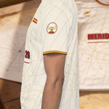 Camiseta Iberia Blanca Meridiano 26 - detalle de la manga con el emblema de copa