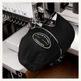 Gorra Fisterra CF Negro - detalle proceso de bordado en maquina