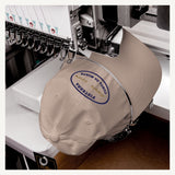 Gorra Fisterra CF Arena - detalle proceso de bordado en maquina
