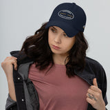 Gorra Fisterra CF Azul marino - mujer con gorra en look lifestyle frontal. Mockup oficial Printful, Costa da Morte.