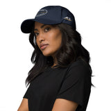 Gorra Fisterra CF Azul marino - mujer con gorra en retrato premium lateral. Mockup oficial Printful, Costa da Morte.