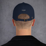Gorra Fisterra CF Azul marino - vista trasera con modelo llevando la gorra y bordado Fin do Camino. Mockup oficial Printful, Costa da Morte.