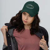 Gorra Fisterra CF Verde abeto - mujer con gorra en look lifestyle frontal. Mockup oficial Printful, Costa da Morte.