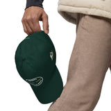 Gorra Fisterra CF Verde abeto - detalle premium de gorra en mano con bordado lateral. Mockup oficial Printful, Costa da Morte.