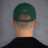 Gorra Fisterra CF Verde abeto - vista trasera con modelo llevando la gorra y bordado Fin do Camino. Mockup oficial Printful, Costa da Morte.