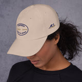 Gorra Fisterra CF Arena - mujer con gorra vista lateral, bordado frontal y lateral visible. Mockup oficial Printful, Costa da Morte.