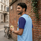 Camiseta U.C. Lago di Como 87 vista de espalda en contexto urbano italiano