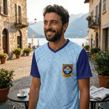 Modelo con camiseta U.C. Lago di Como 87 en un muelle junto al lago de Como