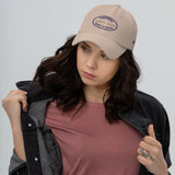 Gorra Fisterra CF Arena - mujer con gorra en look lifestyle frontal. Mockup oficial Printful, Costa da Morte.
