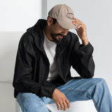 Gorra Fisterra CF Arena - hombre con gorra en look urbano sentado. Mockup oficial Printful, Costa da Morte.
