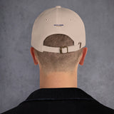 Gorra Fisterra CF Arena - vista trasera con modelo llevando la gorra y bordado Fin do Camino. Mockup oficial Printful, Costa da Morte.