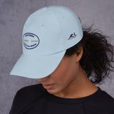 Gorra Fisterra CF Azul cielo - mujer con gorra vista lateral, bordado frontal y lateral visible. Mockup oficial Printful, Costa da Morte.