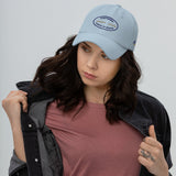 Gorra Fisterra CF Azul cielo - mujer con gorra en look lifestyle frontal. Mockup oficial Printful, Costa da Morte.