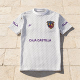 Camiseta Castilla Blanca 1986 - producto sobre fondo de piedra caliza