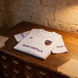 Camiseta Castilla Blanca 1986 - camiseta doblada sobre una mesa de archivo