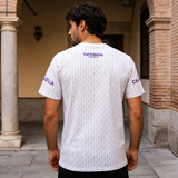 Espalda de camiseta Castilla Blanca 1986 con modelo en ambiente castellano natural