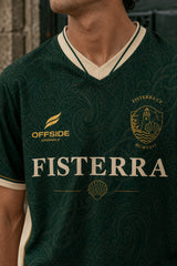 Detalle de cuello y escudo Fisterra, camiseta retro Costa da Morte